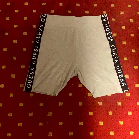 Guess stretchy shorts - Picture 3 of 4